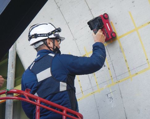 非破壊検査機器を使用したコンクリート構造物の現場調査の様子